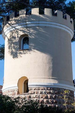 Dieser charmante kleine dreistöckige Turm von ca. 30 m² befindet sich in einer kleinen Wohnanlage mit Swimmingpool und direktem Zugang zum Meer und bietet eine idyllische Umgebung. Es besteht aus : - Erdgeschoss: Einbauküche, - 1. Stock: Flur und Dus...