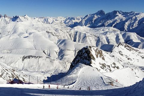 Dieses charmante Apartment im ersten Stock liegt im Herzen der französischen Alpen und bietet einen idyllischen Rückzugsort für Ihren Urlaub. Mit einem gemütlichen Wohnzimmer mit Schlafsofa, einem ruhigen Schlafzimmer mit Doppelbett und einer überdac...