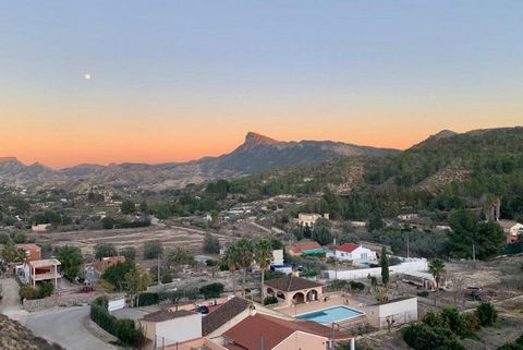 *Fuga in paradiso in questa lussuosa villa in vendita. Concedetevi una piscina privata e una doccia all'aperto, circondati da un giardino di 1200 metri brulicante di vari alberi da frutto*. La villa, meticolosamente ristrutturata nel 2022, vanta una ...