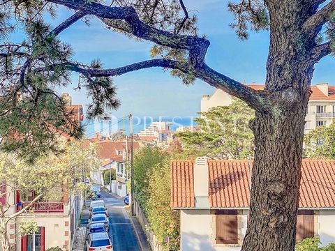 Schöne 116m² Wohnung in der Nähe des Zentrums von Biarritz, die eine ideale Balance zwischen Ruhe und Praktikabilität bietet. Mit drei Schlafzimmern, einem Badezimmer und einer Dusche bietet dieser großzügige Raum auch ein 35m² großes Wohn- und Esszi...