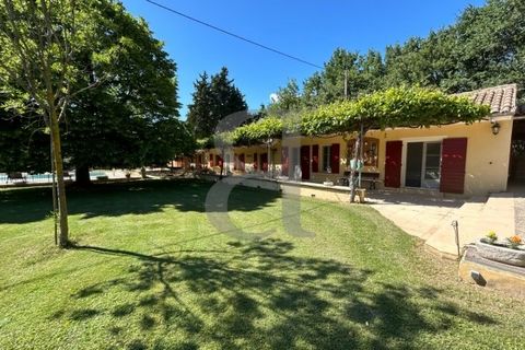 PERNES-LES-FONTAINES In a magnificent setting, just a few minutes from the centre of Pernes, renovated old farmhouse on one level, 170 m², set in 8630 m² of wooded grounds with swimming pool. You'll love the outdoor spaces (grounds, pool, pool house,...