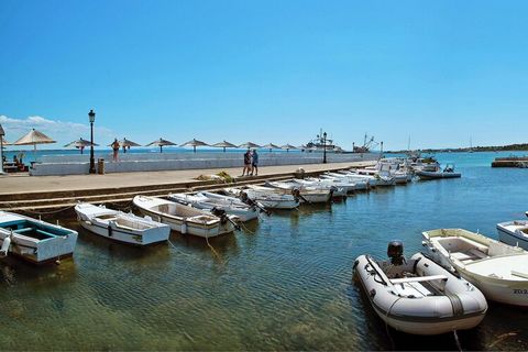 Geselecteerde appartementen voor maximaal acht personen in verschillende privéhuizen in de buurt van het strand op het eiland Vir. De appartementen zijn meestal functioneel maar modern, hebben allemaal een terras of balkon en liggen tussen de 50 en 3...