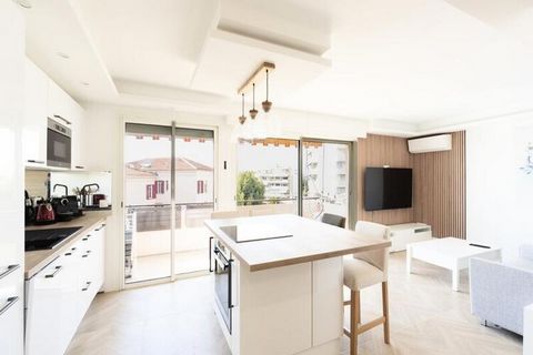 Diese wunderschön renovierte Zweizimmerwohnung am Eingang von Le Suquet, dem historischen Viertel von Cannes, bietet eine perfekte Mischung aus Komfort, Luxus und Bequemlichkeit. Mit einer Terrasse mit atemberaubendem Meerblick ist dieser klimatisier...