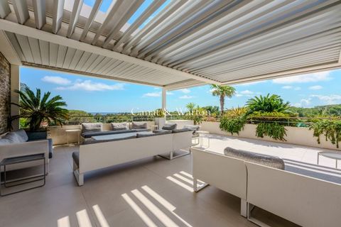 In the very popular area of Boulouris, 10 minutes walk from the beaches and shops, discover in an intimate condominium with swimming pool this spacious penthouse with high standard services. In a dominant position offering an exceptional panorama of ...