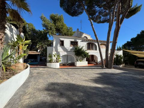 Typisch spanische Villa in Moraira, Finca-Stil, sehr mediterran, auf einem überdurchschnittlich flachen Grundstück von 1.175 m2 gelegen , mit Garten, eingezäunt. Meerblick. Nur einen kurzen Spaziergang von Cala l'Andragó, Bars, Restaurants, Supermark...