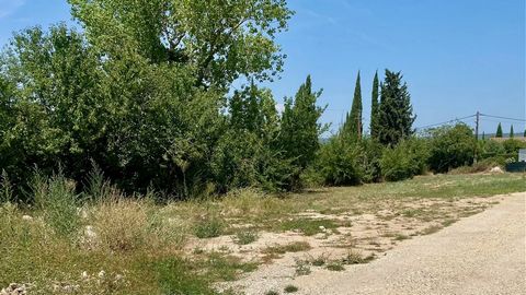 1051m2 building plot close to the centre of the village of Puyricard and a few minutes' drive from Aix en Provence town centre. Serviced land in a very quiet area. Rare on the market. Price including agency fees : 577 500 € Price excluding agency fee...