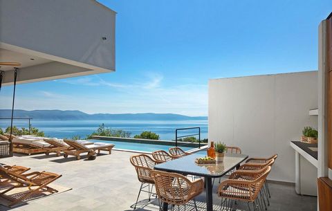 Wunderschöne moderne Villa in Rabac, Labin, nur 500 Meter vom Meer entfernt! Die Gesamtfläche dieser Schönheit am Meer beträgt 396 m². Die Fläche beträgt 827 qm. Diese außergewöhnliche Villa liegt in einem ruhigen Küstendorf in der Nähe von Rabac und...