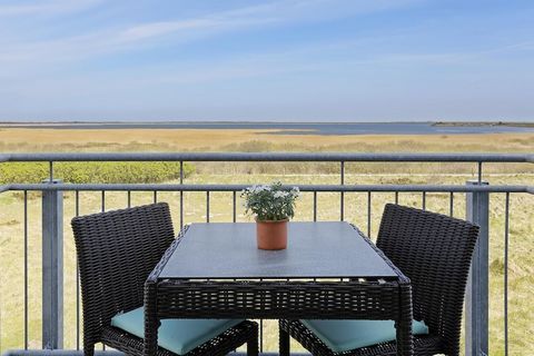 Westlich die brandende Nordsee, östlich das ruhige Wattenmeer - Das ist das TUI Blue! Gelegen an der schmalsten Stelle der Insel, ist beides innerhalb weniger Minuten erreichbar. Der feinsandige Strand von Rantum ist nur ca. 450 Meter entfernt, so da...