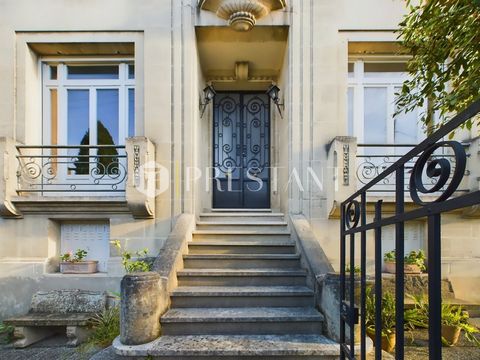 Ideal gelegen vor den Toren von Bordeaux, zwischen dem Parc Bordelais und der Barrière du Médoc, in der Nähe renommierter Schulen wie Tivoli, Grand Lebrun und L'Assomption, entdecken Sie AUSSCHLIESSLICH dieses prächtige Bürgerhaus von 160 m², eingebe...