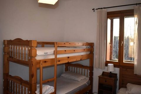 This 3-room apartment offers a peaceful retreat with a beautiful view of the Pyrenees mountains. It includes two bedrooms: one with a double bed and closet, and the other with 2 bunk beds and a single bed, both with ample storage. The living room fea...