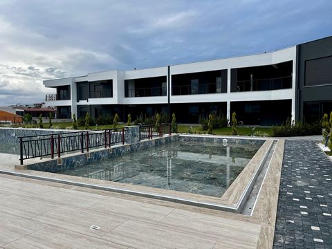 Unsere Wohnung befindet sich im Kuşadası Ladies Beach District. In einem sicheren Komplex mit Pool. Parkplätze stehen an der Unterkunft zur Verfügung. Meerblick verfügbar. 5 Minuten vom Zentrum und dem Strand entfernt. Unsere Wohnung verfügt über Fuß...