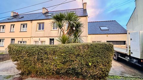 Venez découvrir cette ravissante maison idéalement située à proximité du centre-ville de Crozon, à quelques pas des commerces et des commodités. Parfaite pour une famille en quête d'un cadre de vie agréable, elle offre de beaux espaces intérieurs dan...