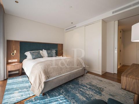 Modern and spacious 3 bedroom apartment, with 162 sqm, overlooking the Tagus River. The apartment has a bright and very large living room, three bedrooms with integrated closets, two of them en suite, kitchenette and kitchen island. Balcony with 10 s...