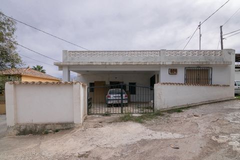 The house would need a comprehensive reform (it only has the structure), this is just 10 minutes walk from the beach, the plot on which it is located has an area of 200 square meters, for its part, the house has a constructed area of 130 square meter...