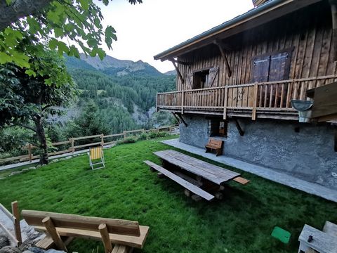 In La Foux d'Allos Village, former sheepfold, converted into a cozy chalet, completely renovated in 2020, 276 m2 of living space, 1653 m2 of land. This old building will charm you with its mountain spirit and its recent developments. After a day of s...