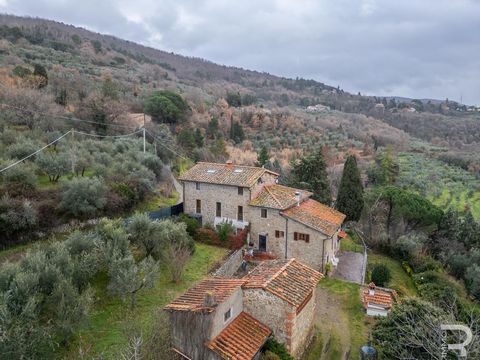 Located in the heart of the picturesque countryside of Castelfranco Piandiscò, hides a precious jewel, a historic house that has been carefully and lovingly restored to its original beauty and charm of the past century. This impressive casale, built ...