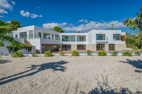 Wonen is eenvoudig in deze indrukwekkende royaal bemeten moderne woning met uitzicht op zee gelegen op 5 minuten rijden van het strand van Altea en Albir Het huisplan met twee niveaus omvat vier ruime slaapkamers met veel ruimte voor studie slaap en ...