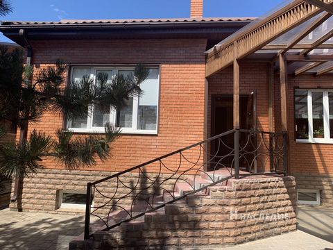 Номер в базе компании: 22076681. Продажа кирпичного дома Ростовская обл., г. Каменск-Шахтинский, район - Центр. Общая площадь 452 кв.м., жилая 323 кв.м., кухня 20 кв.м., участок 7.4 соток, свет, вода, газ в доме. Дом с евроремонтом и мебелью в самом ...