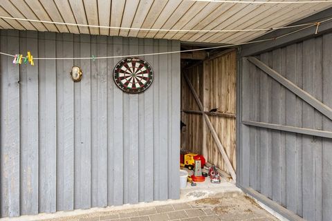 Modernes und praktisch eingerichtetes Ferienhaus mit Whirlpool und Sauna, ca. 620 m von der Nordsee entfernt in einem Ferienhausgebiet inmitten von schöner Natur. Unabhängig von Jahreszeit und Wetter bietet dieses Ferienhaus den Rahmen für gelungene ...