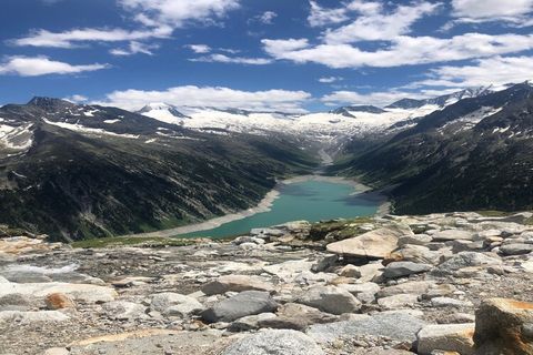 Dit leuke appartement in het Oostenrijkse Mayrhofen is voorzien van een terras en een aantrekkelijk gemeubileerde tuin. Met 2 slaapkamers en plaats voor 5 personen is het ideaal voor gezinnen. Mayrhofen ligt 69 km ten oosten van Innsbruck. Het huis l...