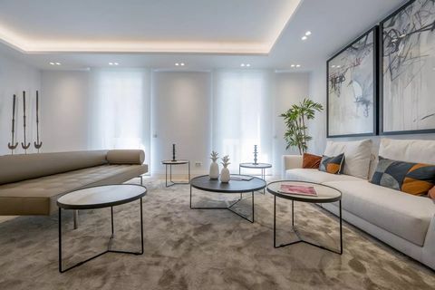 Een uitzonderlijk luxe appartement, recentelijk gerenoveerd, is nu te koop, gelegen aan de prestigieuze Calle Cervantes met adembenemend uitzicht op de iconische Neptunusfontein. Deze droomwoning combineert modern design met hoogwaardige afwerkingen,...