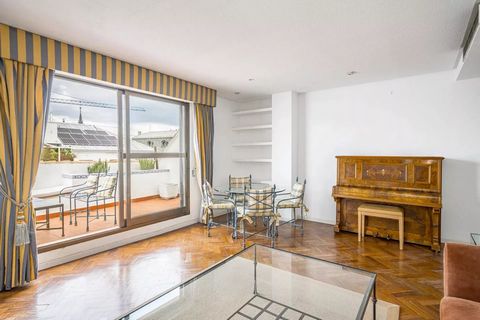 Situé au cœur du quartier exclusif d'Almagro, dans une rue calme et charmante, ce magnifique penthouse offre une opportunité unique de rénovation qui le transformera en un espace véritablement luxueux. Actuellement, la propriété comprend 3 grandes ch...