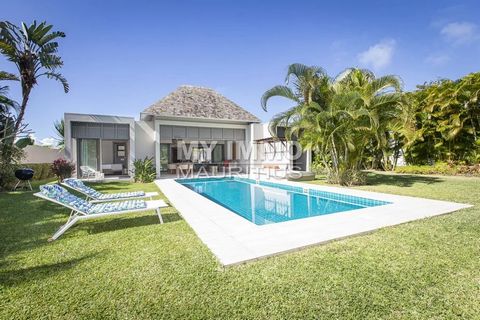 For golf lovers! On the east coast of the island, in a prestigious seaside estate facing Ile aux Cerfs, with 2 golf courses and top-of-the-range amenities, come and visit this villa with living room, open kitchen, covered terrace with swimming pool a...