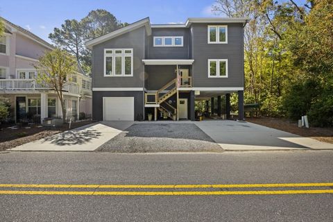 Gorgeous custom newer built home just steps away from the Beach. Incredible open floor plan with vaulted ceilings and tons of natural light throughout. Amazing features throughout: Birch flooring, custom moldings smooth ceilings, stainless steel appl...