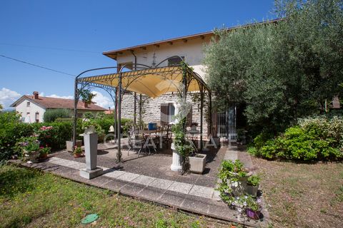 The villa built in the 70's and renovated in 2000 presents prestigious traditional and modern elements, with stone and terracotta brick facades, capable of giving a rustic and elegant appearance. The property extends for a total of 350 sqm for a tota...