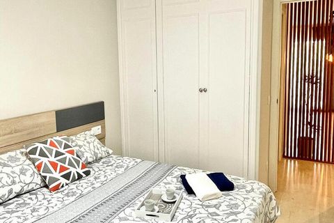 Dit goed uitgeruste appartement biedt de perfecte vakantieplek in Salou, op slechts twee minuten van het strand. Het beschikt over drie slaapkamers: één met een tweepersoonsbed, één met twee eenpersoonsbedden en de laatste met een tweepersoonsbed en ...