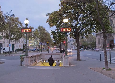 Just a stone's throw from the Saint Francois Xavier Metro station, Hamilton in Paris is offering this very attractive 42M2 2-room apartment with parquet flooring, mouldings and a fireplace, close to all the shops. An ideal location for a pied à terre...