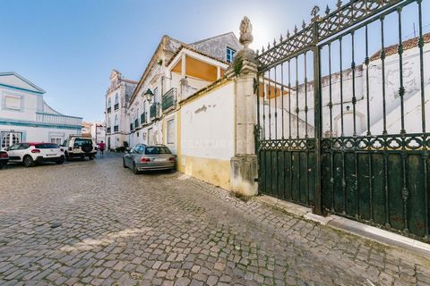 Historic building by the river in the center of Alcochete, opposite the Rossio Garden and with a unique view! Whether you want to use the whole space as a home, build several units to rent out or even build a boutique hotel, this space has endless in...