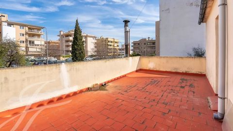 Splendid opportunity in Son Dameto. Duplex flat to refurbish of 120m2 on main floor + loft of 60m2 in attic. 1 Terrace of 60m2 on main floor plus balcony of 5m2 and two terraces in attic of 30m2 and 40m2. South-west facing. Unobstructed views. Quiet ...