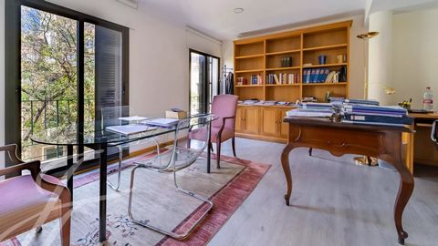 Currently used as an office, this beautiful property has the possibility to change the use to residential and get a fantastic apartment located in one of the most famous squares of the Old Town of Palma. Its 9 metre balcony overlooking the square pro...