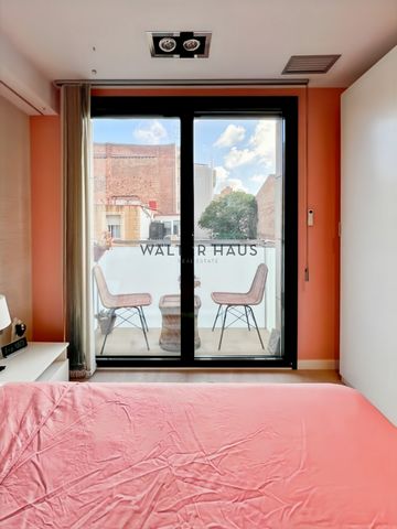 SEASONAL CONTRACT. Modern apartment completely renovated in the emblematic neighborhood of Vila de Gracia, with 120 m² built designed to offer comfort and relaxation. The property stands out for its bright spaces with two exterior balconies, perfect ...