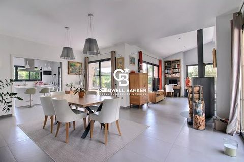 Exceptional location for this villa located 200 meters from Perreire beach, its proximity to the center of Arcachon and its amenities. Built in 2015, it offers a pleasant living environment. This villa of approximately 190 m² is very bright due to it...