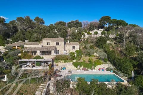 Sur les hauteurs résidentielles et au calme absolu, cette magnifique bastide en pierres rénovée avec beaucoup de raffinement et de goût a été bâtie sur un immense domaine paysager de presque 1,5 hectares orienté sud-ouest avec piscine, et offre une v...