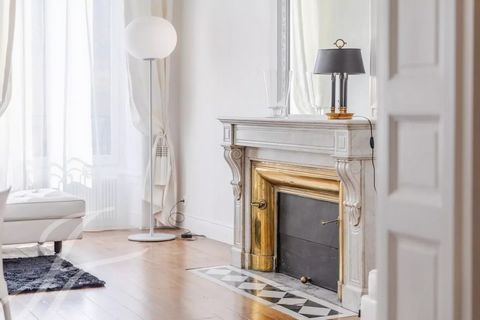 Located at the foot of Place Gambetta and its many shops, close to schools and the Tramway, this sublime apartment is presented to you by John Taylor Bordeaux. A complete renovation of the 145m2 of this home reveals a prodigious result, where light m...