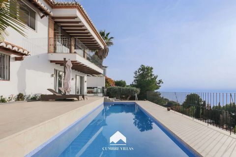 Cumbre Villas presents this stunning, renovated villa situated in La Herradura on a plot of approximately 400 m² with views over the bay and within walking distance to the village and the beach. The property, distributed over several levels, is conne...