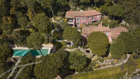 The property benefits from the panoramic sea view on the Bay of Villefranche and offers a very private and unique quality of life. The exteriors and the garden are of a rare elegance. The property originally designed by the famous local architect - M...