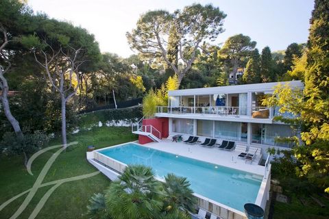 Schöne zeitgenössische Villa (ca. 200 m² Wohnfläche) mit kühner Architektur im Zentrum von Cap Ferrat in einer sehr ruhigen Gegend. Nach Osten ausgerichtet mit einem Garten von ca. 1200 m², der mit Zypressen, Pinien und Bambus bepflanzt ist. 1. ERSTE...