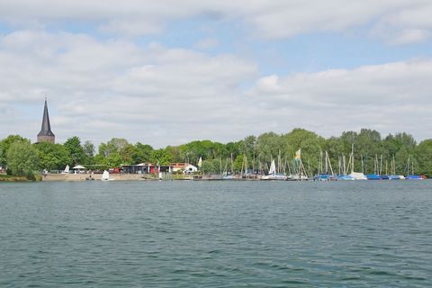 En el Mar del Norte, cerca de Xanten, esta casa flotante goza de una ubicación idílica en medio de un paisaje de lagos verdes. El Mar del Norte y el Mar del Sur son dos lagos interconectados. Alrededor de los lagos encontrará una gran variedad de act...