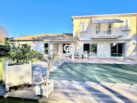 COLDWELL BANKER IMMOBA REALTY presents this beautiful family property of 225 m², located in the heart of the GUJAN golf course. From its garden of approximately 2000 m², nicely decorated and planted with trees, you have private access to the golf cou...