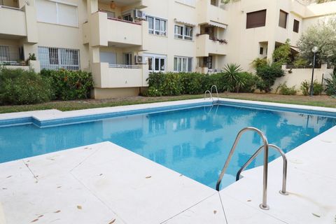 This bright and spacious one-bedroom apartment is presented for the first time, located in a private urbanization with a communal pool, gardens and numbered private parking, just 400 meters from the beach of La Carihuela, Torremolinos. Key features: ...