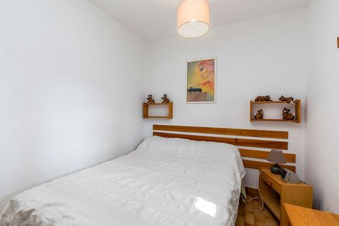 Dieses gemütliche und voll ausgestattete Apartment in Agde verfügt über 2 Schlafzimmer und bietet Platz für bis zu 7 Gäste, was es zu einer großartigen Wahl für Familien oder kleine Gruppen macht. Die 40 m² große Wohnfläche bietet sowohl Komfort als ...