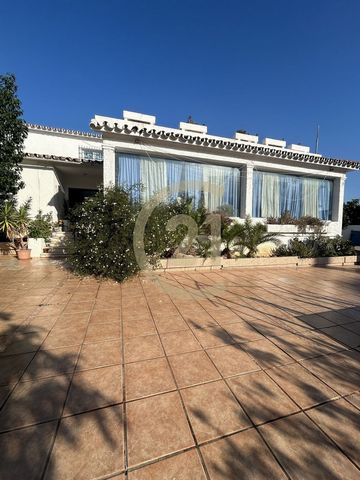 VILLA FOR SALE ARROYO DE LA MIEL Villa for sale in the heart of Arroyo de la Miel, this property is an opportunity to live or invest in rentals, independent villa of 356M2 on a 764M2 plot. on two floors, the lower part consists of a living-dining roo...