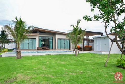 This villa is located in a wonderful spot in Hua Hin in the Hin Lek Fai district, just 12 minutes by car from the center. Surrounded by mountains and nature, it is a wonderful place to find relaxation and tranquillity. The pool villa on offer, which ...