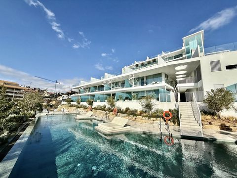 Located in Fuengirola. Exclusive apartment just 10 minutes walk from the beach in Fuengirola. This space combines luxury and comfort, highlighting its large sunny terrace with sea views and a modern open concept design, made with high quality materia...