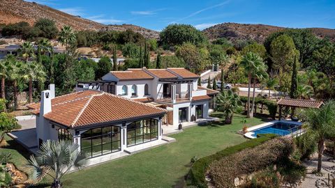 Esta magnífica villa de 4 habitaciones al estilo andaluz es un testimonio de lujo, encanto y una verdadera apreciación de las cosas buenas de la vida. Vivienda Lujosa: El amplio salón se fusiona sin esfuerzo con una cocina meticulosamente diseñada, c...