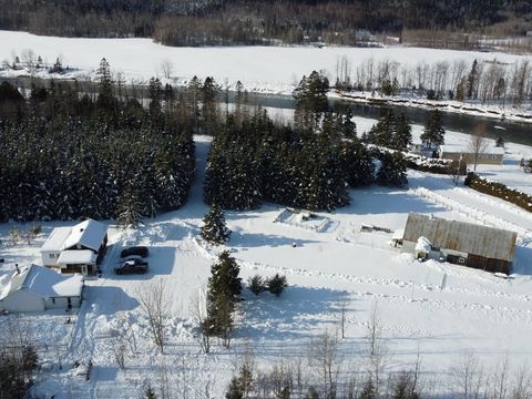 Charmante maison de campagne située sur un terrain de 440 433.10 m²/108.8 acres/44 hectares, offrant une tranquillité absolue. Ce bien comprend une grange et un garage spacieux, parfait pour stocker du matériel ou créer un atelier. Idéal pour les pas...